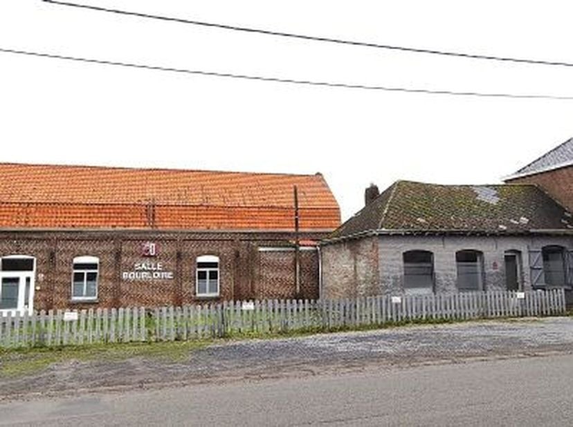 Alleenstaand hoekpand met handelszaak met woonst en grote zaal, momenteel gekend onder de naam Bourloire, gelegen te Estaimpuis (Bailleul, op 5 km van